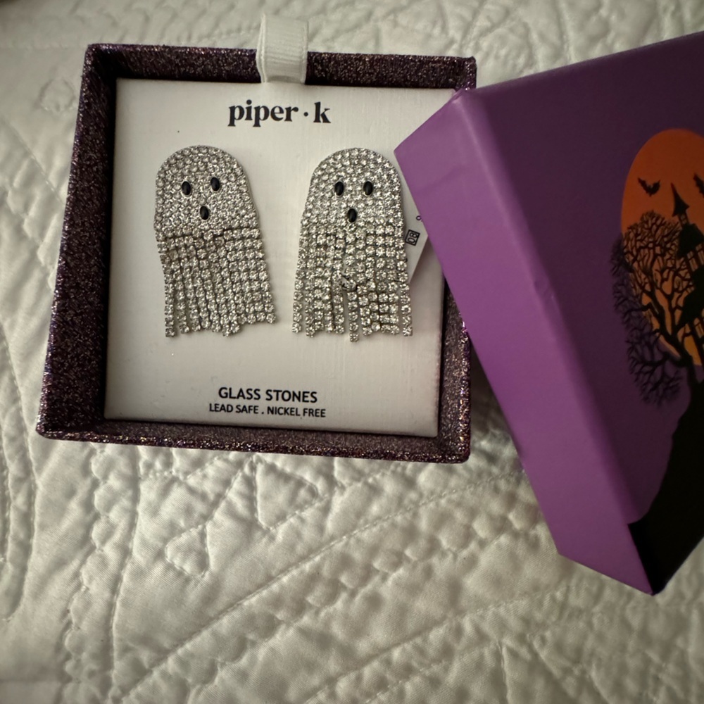 The cutest ghost earrings ( with movement!) lots of other Halloween goodies👀